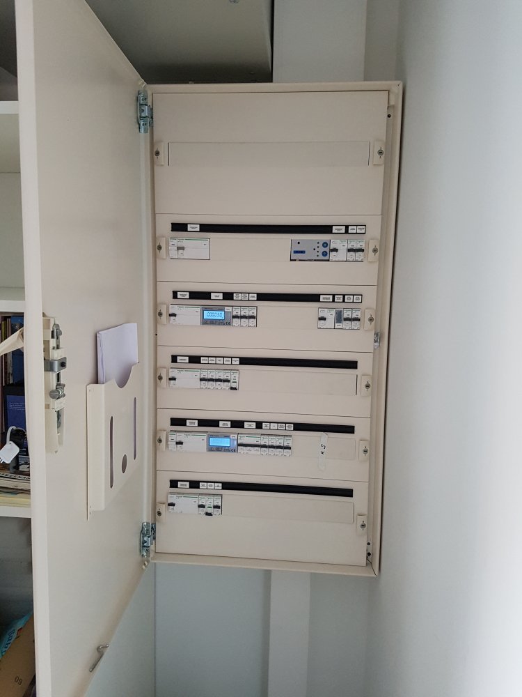 Mise en place d'une armoire électrique dans un bâtiment entièrement rénové vers Trévol